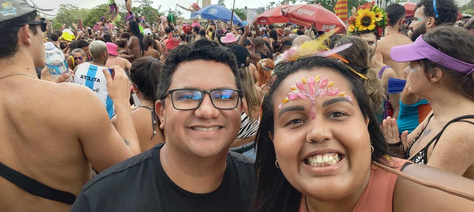 Casal curtindo os blocos de Carnaval do Rio de janeiro 2026