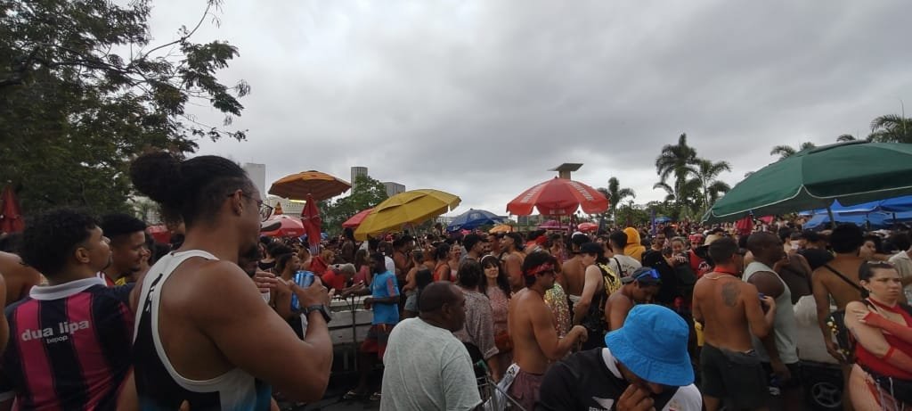 Multidão em bloco de Carnaval de Rua no Rio de Janeiro em 2026