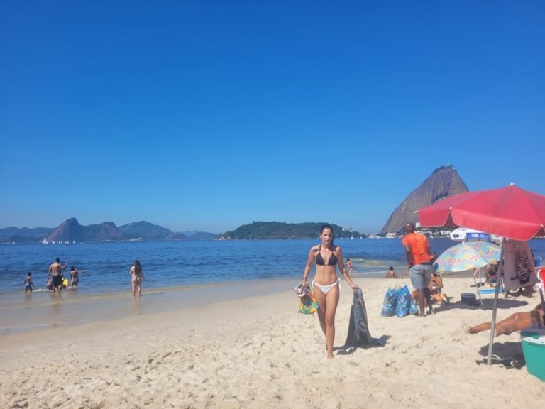 Melhor época para ir às praias do Rio de Janeiro em 2026 em dia ensolarado com mar calmo e vista do Pão de Açúcar, clima ideal para aproveitar as praias da cidade