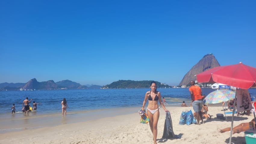 🏖️ Melhor época para ir às praias do Rio de Janeiro: clima, meses ideais e dicas (2026) 4 Melhor época para ir às praias do Rio de Janeiro em 2026 em dia ensolarado com mar calmo e vista do Pão de Açúcar, clima ideal para aproveitar as praias da cidade