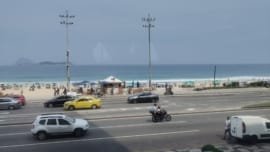 Vista da orla de Ipanema, um dos melhores bairros para se hospedar no Rio de Janeiro