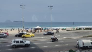 Vista da orla de Ipanema, um dos melhores bairros para se hospedar no Rio de Janeiro