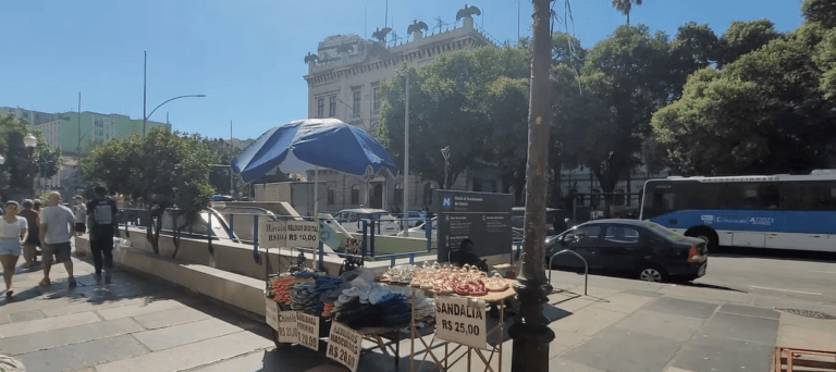 entrada do metrô do catete no rio de janeiro em área urbana movimentada urbana movimentada