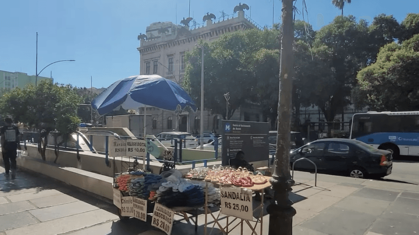 Where to Stay in Rio de Janeiro Near the Metro: Best Neighborhoods for Tourists 1 entrada do metrô do catete no rio de janeiro em área urbana movimentada