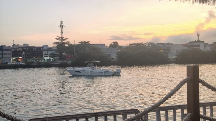 Where to Stay in Rio de Janeiro on a Budget (2026 Guide) 1 Vista tranquila do Rio de Janeiro com barco no canal, exemplo de experiência econômica ao escolher onde ficar gastando pouco