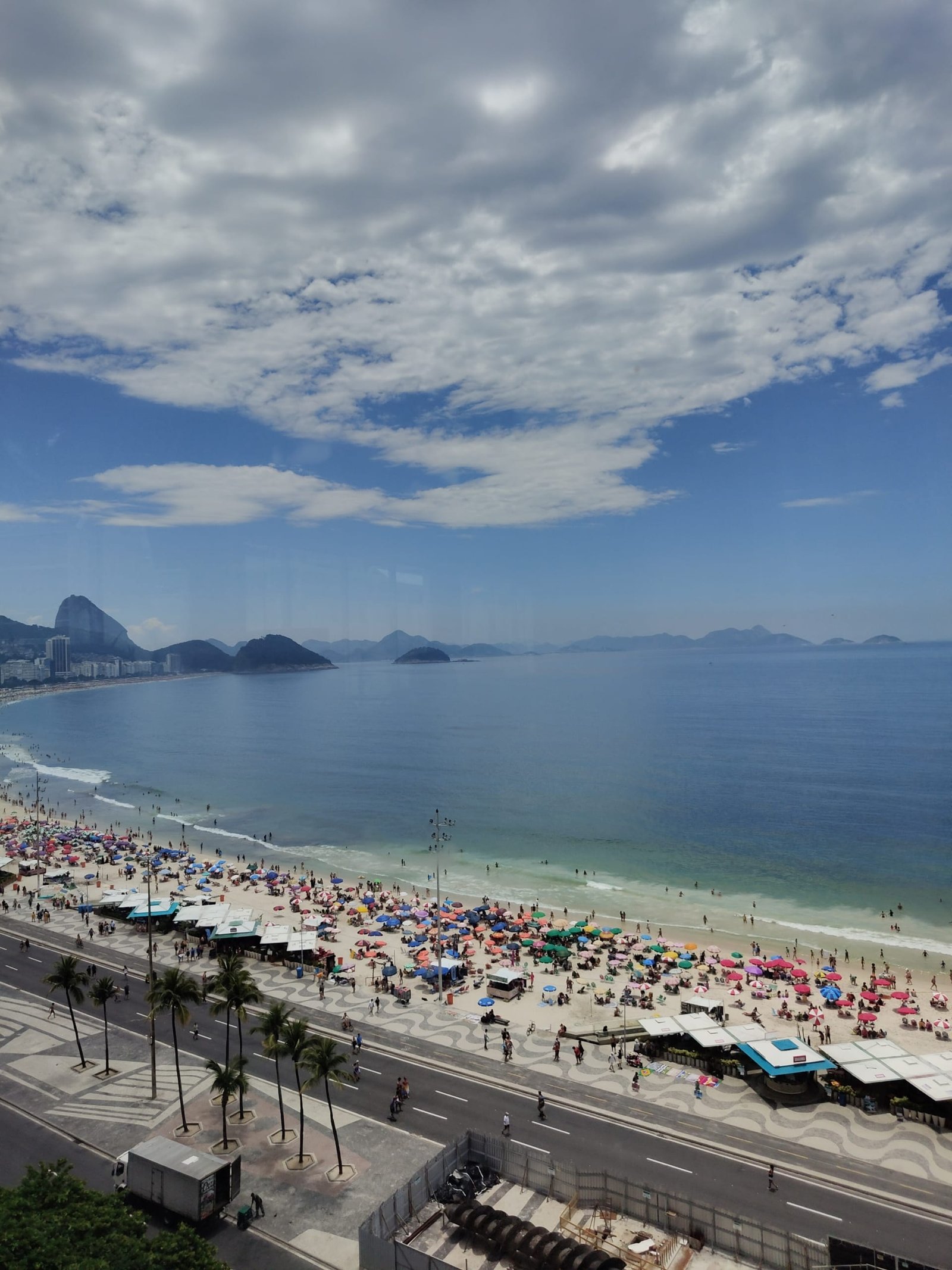 Passeios Gratuitos no Rio de Janeiro: O Que Fazer de 30/01 a 01/02 1 Praia de Copacabana no Rio de Janeiro com orla movimentada, calçadão e mar azul em dia de verão