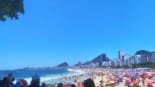 Praias do Rio de Janeiro no verão com Copacabana e Ipanema cheias em dia de sol