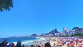 Praias do Rio de Janeiro no verão com Copacabana e Ipanema cheias em dia de sol