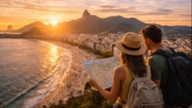 Vista do Rio de Janeiro com turistas planejando a viagem, representando os custos para viajar pela cidade