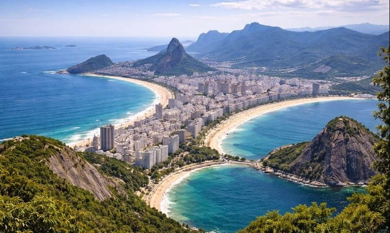 Vista panorâmica do Rio de Janeiro com Copacabana, Ipanema, Cristo Redentor e Pão de Açúcar