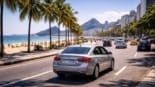 Carro de aplicativo circulando pelo Rio de Janeiro em área turística durante o dia