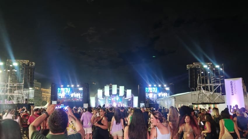 Evento de ver&atilde;o no Rio de Janeiro com show ao vivo e p&uacute;blico animado