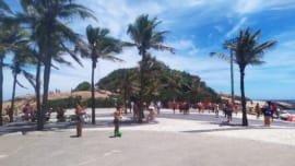 Arpoador no Rio de Janeiro com pessoas reunidas para ver o pôr do sol