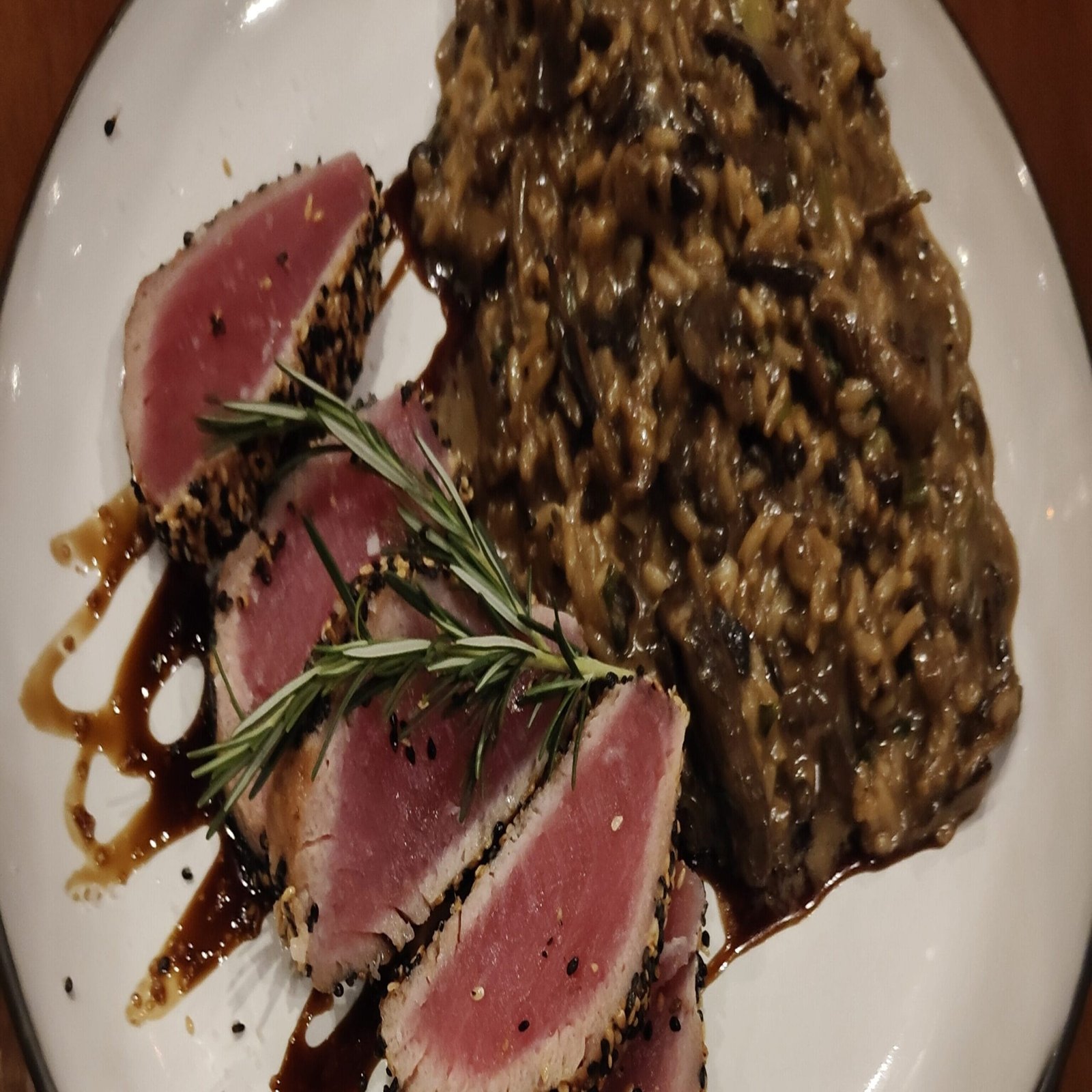 Maguje no Rio de Janeiro: Vale a Pena? Preços, Vista para o Cristo e Como Pagar Metade com Duo Gourmet 8 Atum selado com risotto servido no Maguje