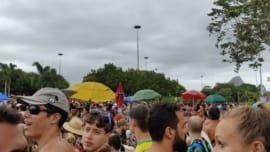 Multid&atilde;o curtindo bloco de carnaval no Rio de Janeiro durante o Carnaval 2026