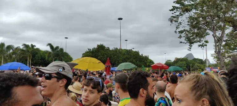 Carnaval do Rio de Janeiro: Guia Completo com Datas, Blocos, Desfiles e Dicas 16 Multidão curtindo bloco de carnaval no Rio de Janeiro durante o Carnaval 2026