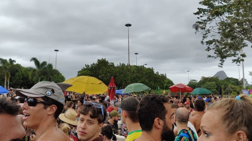 Carnaval do Rio de Janeiro 2026: Guia Completo com Datas, Blocos e Dicas 1 Multidão curtindo bloco de carnaval no Rio de Janeiro durante o Carnaval 2026