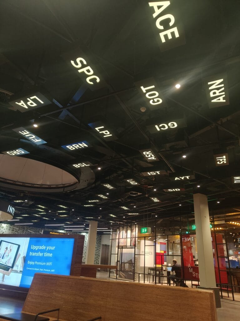 painel com códigos de aeroportos internacionais representando destinos internacionais e conexões globais painel com códigos de aeroportos internacionais representando destinos internacionais e conexões globais