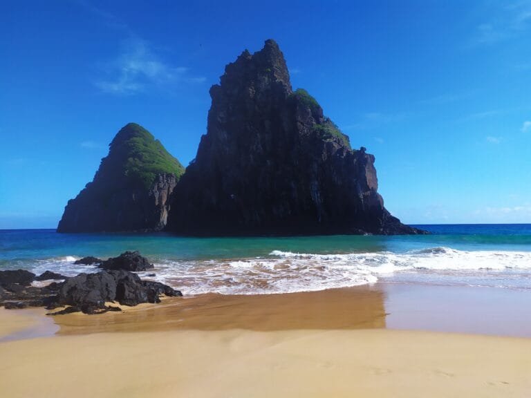 Destinos no Brasil: Guia Completo para Viajar pelo País (2026) 15 Praia paradisíaca em Fernando de Noronha representando destinos no Brasil para viagem em 2026