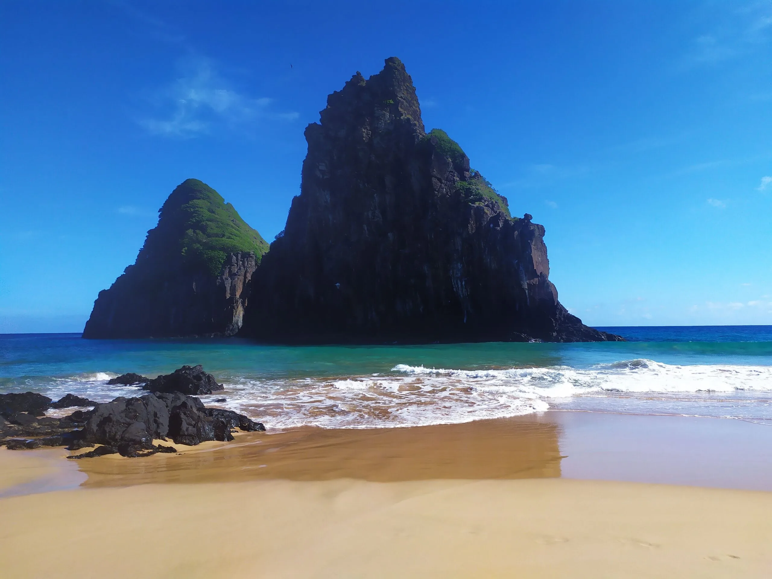 Praia paradis&iacute;aca em Fernando de Noronha representando destinos no Brasil para viagem em 2026