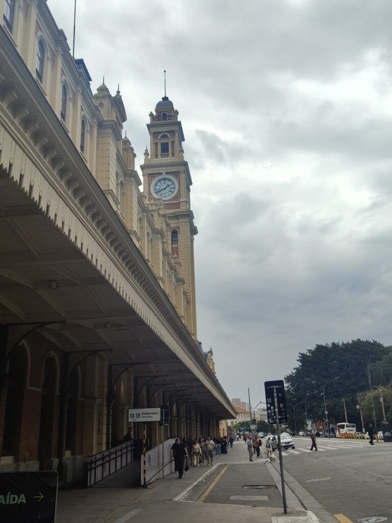 Estação da Luz no centro de São Paulo com torre do relógio histórica