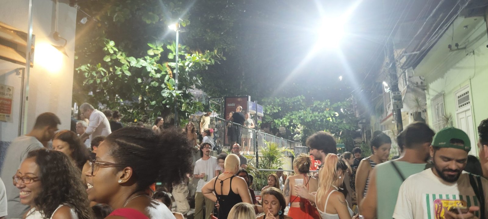 evento noturno ao ar livre no Rio de Janeiro com público reunido em rua cultural
