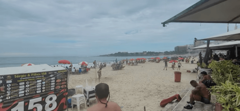 Praias do Rio com quiosques bons: onde comer bem à beira-mar (2026) 17 Praias do Rio com quiosques bons, destaque para o Fork Copacabana à beira-mar