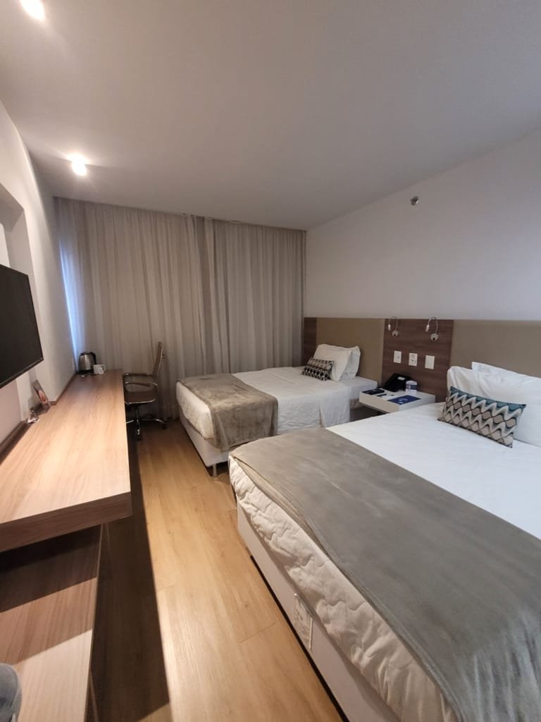 Hospedagem: Guia Completo Para Escolher Onde Ficar em Qualquer Destino 1 Quarto duplo moderno em hospedagem durante viagem