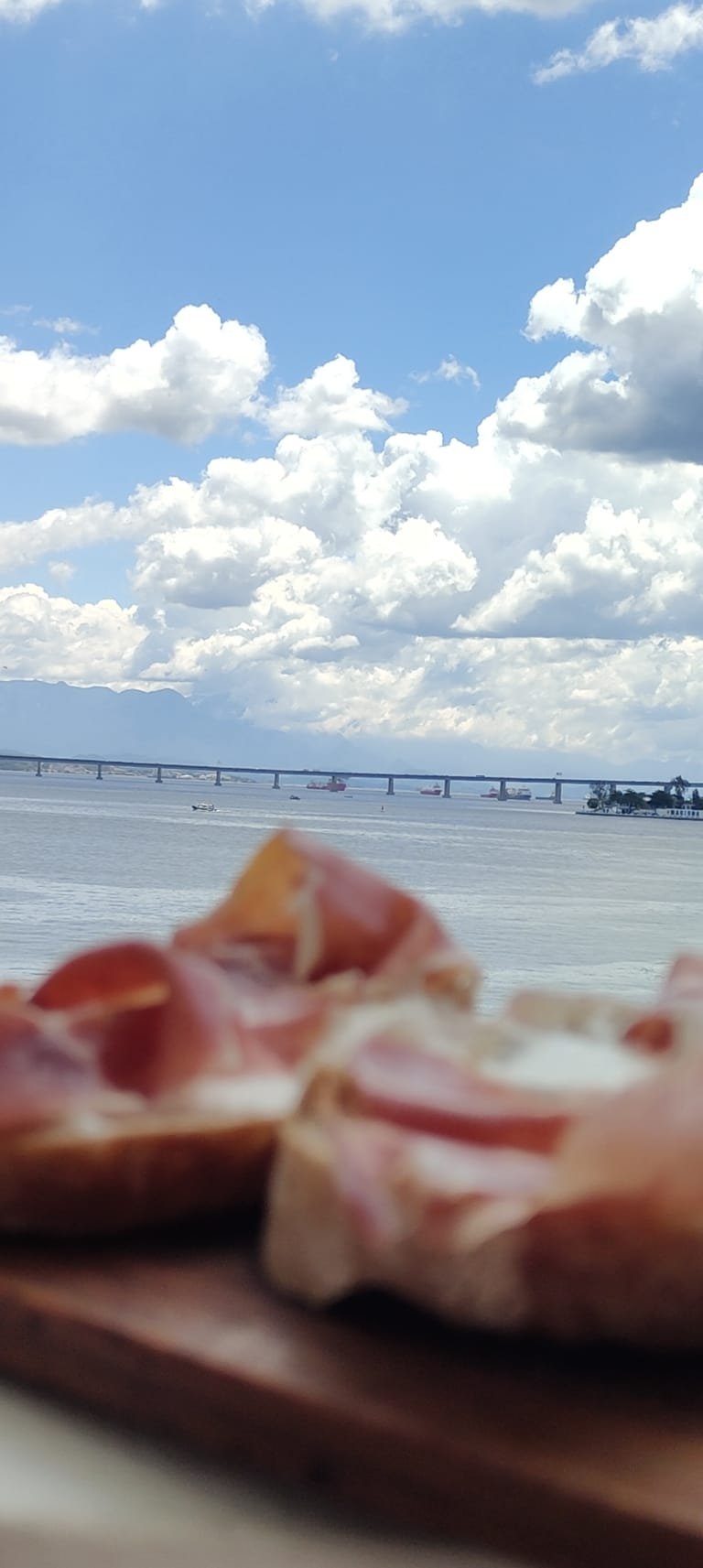 Prato italiano no Il Piccolo Rio de Janeiro com vista para a Baía de Guanabara