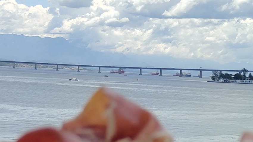Prato italiano no Il Piccolo Rio de Janeiro com vista para a Baía de Guanabara