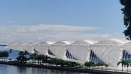 Museu do Amanhã no Rio de Janeiro durante fim de semana com céu azul