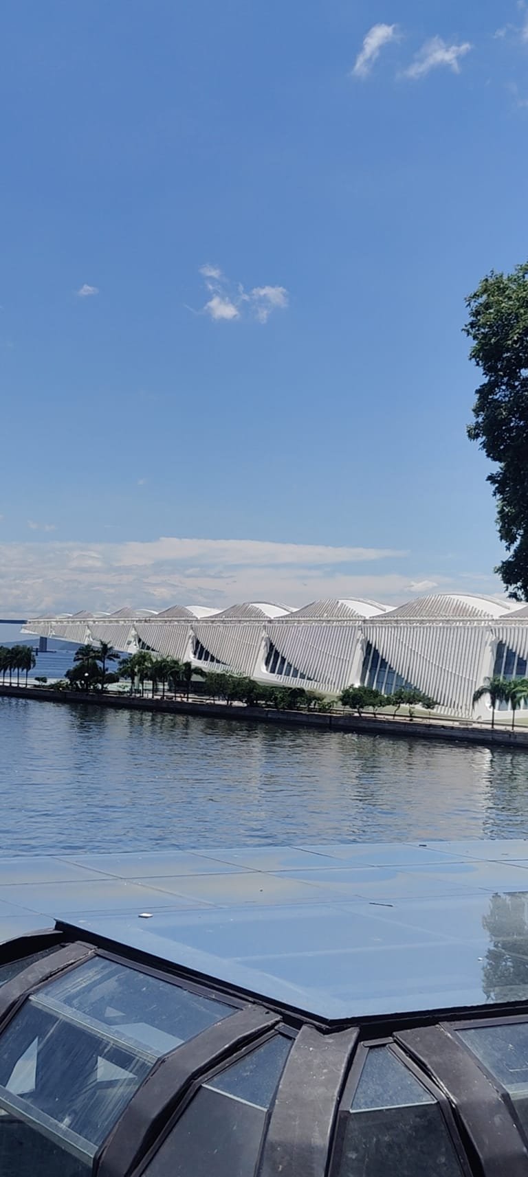 Passeios gratuitos no Rio neste fim de semana (13 a 15 de fevereiro de 2026) 9 Museu do Amanhã no Rio de Janeiro durante fim de semana com céu azul