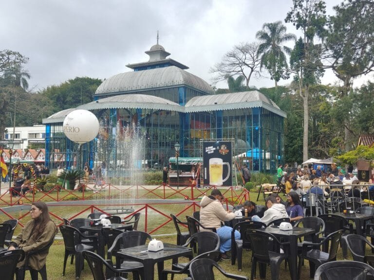 Palácio de Cristal em Petrópolis durante evento na Região Serrana do Rio de Janeiro, mostrando uma das atividades do Guia de Petrópolis