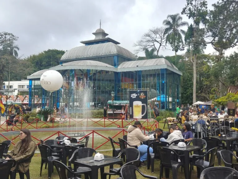 Pal&aacute;cio de Cristal em Petr&oacute;polis durante evento na Regi&atilde;o Serrana do Rio de Janeiro, mostrando uma das atividades do Guia de Petr&oacute;polis