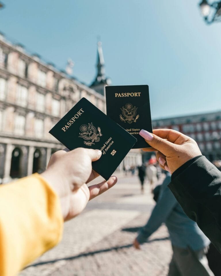 Passaportes sendo segurados em viagem internacional na Europa