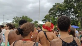 Foliões curtindo bloco de rua no Rio de Janeiro durante o ponto facultativo do Carnaval 2026