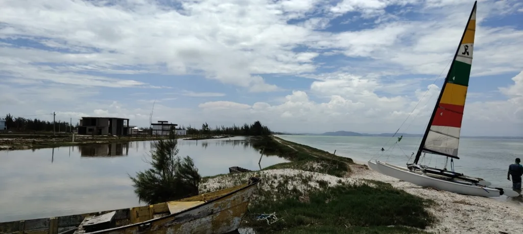 🏖️ Praia Lagunar Caiçara em Arraial do Cabo (2026): guia completo, experiência real e dicas essenciais 2 Praia Lagunar Caiçara em Arraial do Cabo com lagoa tranquila, canoa e mar calmo