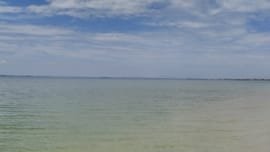 Mar calmo e raso da Praia Lagunar Cai&ccedil;ara em Arraial do Cabo RJ