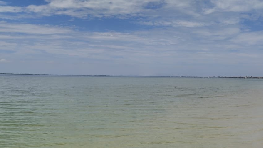 Mar calmo e raso da Praia Lagunar Caiçara em Arraial do Cabo RJ