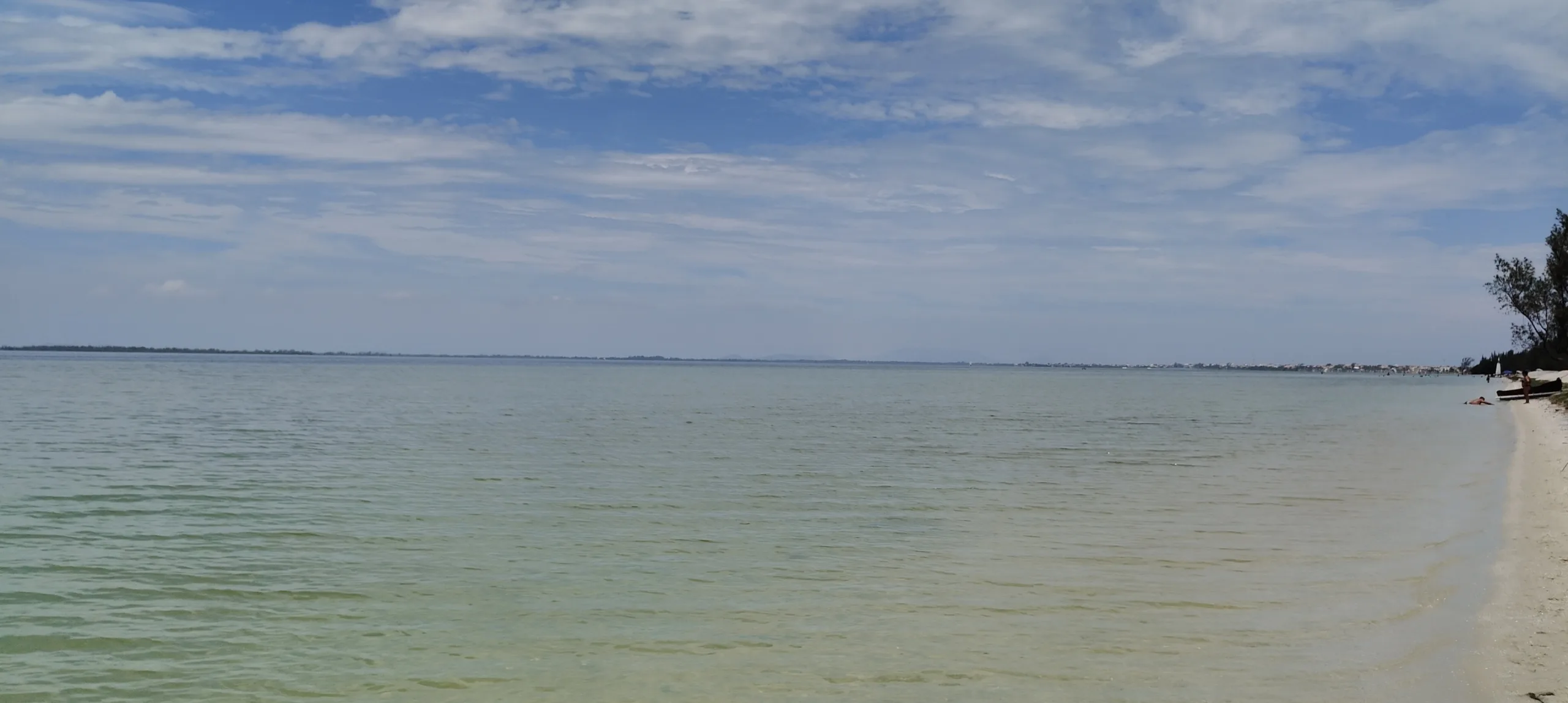 🏖️ Praia Lagunar Caiçara em Arraial do Cabo (2026): guia completo, experiência real e dicas essenciais 1 Mar calmo e raso da Praia Lagunar Caiçara em Arraial do Cabo RJ