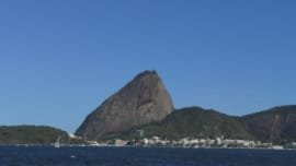 Praias do Rio de Janeiro com vista do P&atilde;o de A&ccedil;&uacute;car em dia ensolarado
