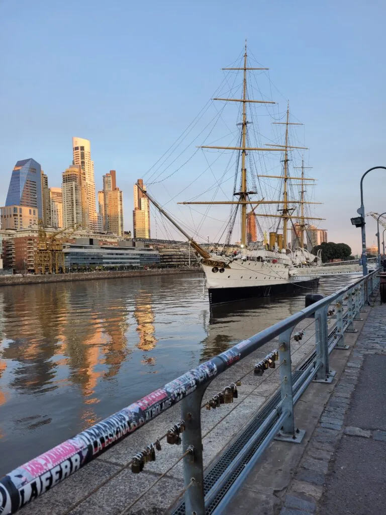 Buenos Aires: Guia Completo para Planejar Sua Viagem (Roteiro, Custos e Onde Ficar) 8 Vista de Puerto Madero em Buenos Aires ao pôr do sol, um dos bairros mais visitados para quem quer saber quanto custa viajar para Buenos Aires