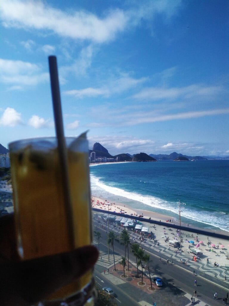 Restaurantes no Rio de Janeiro com vista para a Praia de Copacabana e Pão de Açúcar ao fundo