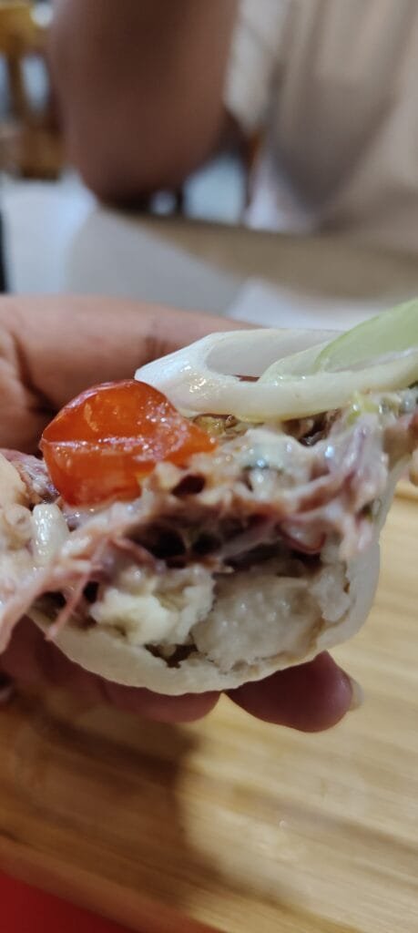 detalhe petisco baixo gago recheio com carne desfiada queijo e molho comida di buteco 2026