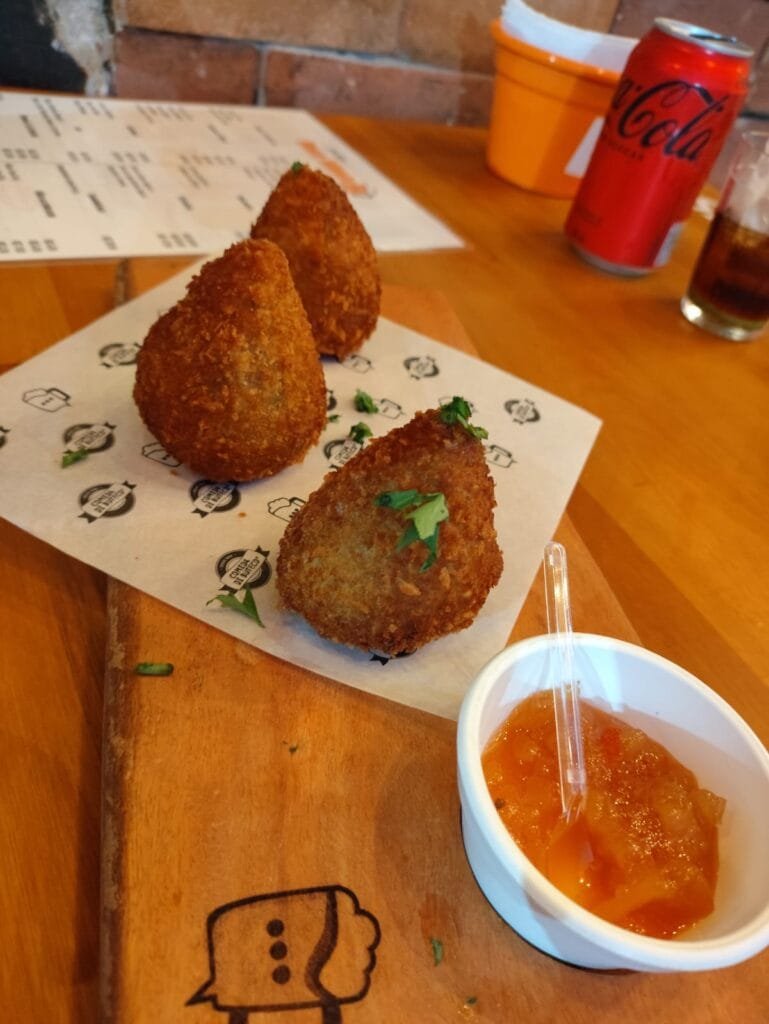 🍻 Comida di Buteco 2026 no Rio de Janeiro: guia completo, bares participantes, mapa e como votar 3 petisco frito tipo coxinha comida di buteco rio de janeiro