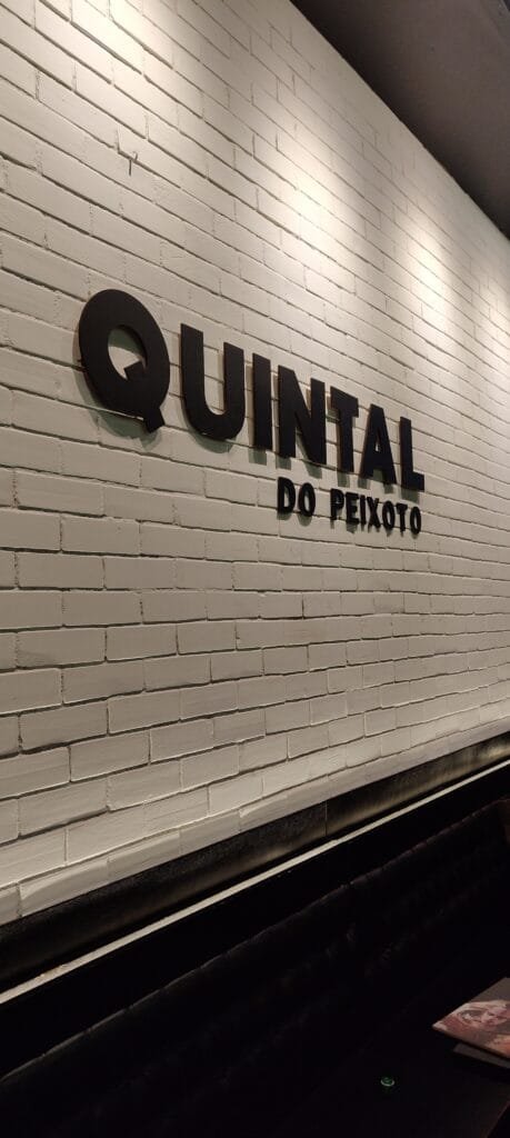 Quintal do Peixoto em Copacabana Rio de Janeiro ambiente interno com logo na parede