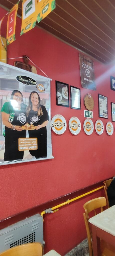 Ambiente interno do Baixo Gago com decora&ccedil;&atilde;o e clima de boteco tradicional