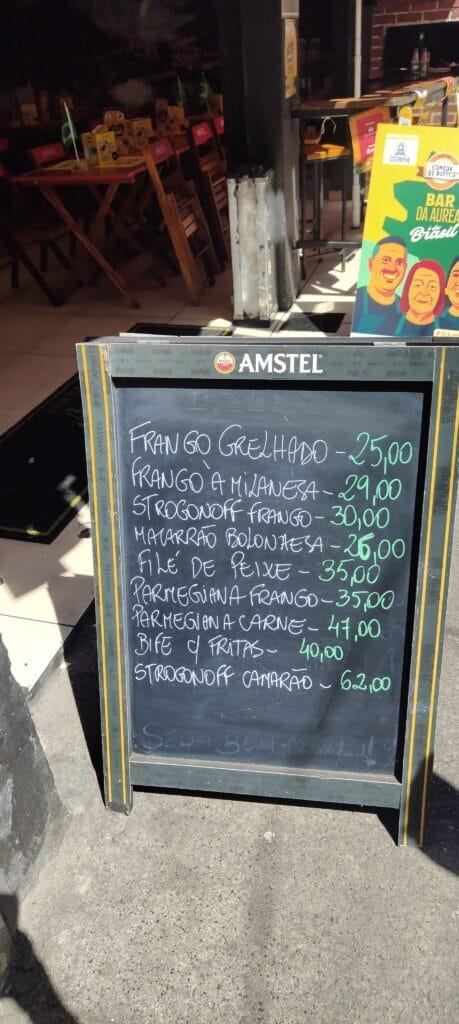 Cardápio do Bar da Áurea no Leme com pratos como frango grelhado estrogonofe e bife com fritas