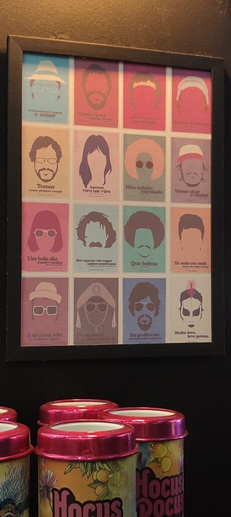 Decoração interna do Quintal do Peixoto com quadros coloridos