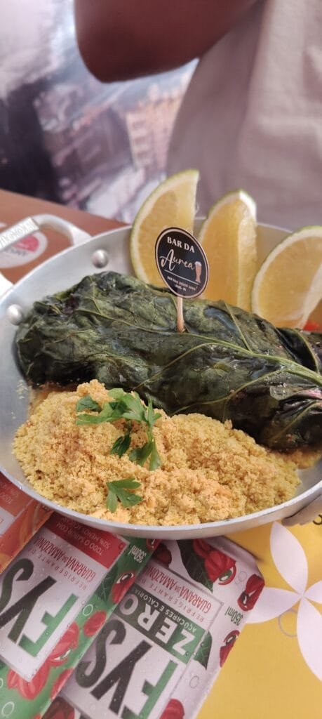 Prato do Bar da Áurea com comida caseira acompanhado de farofa e limão no Leme